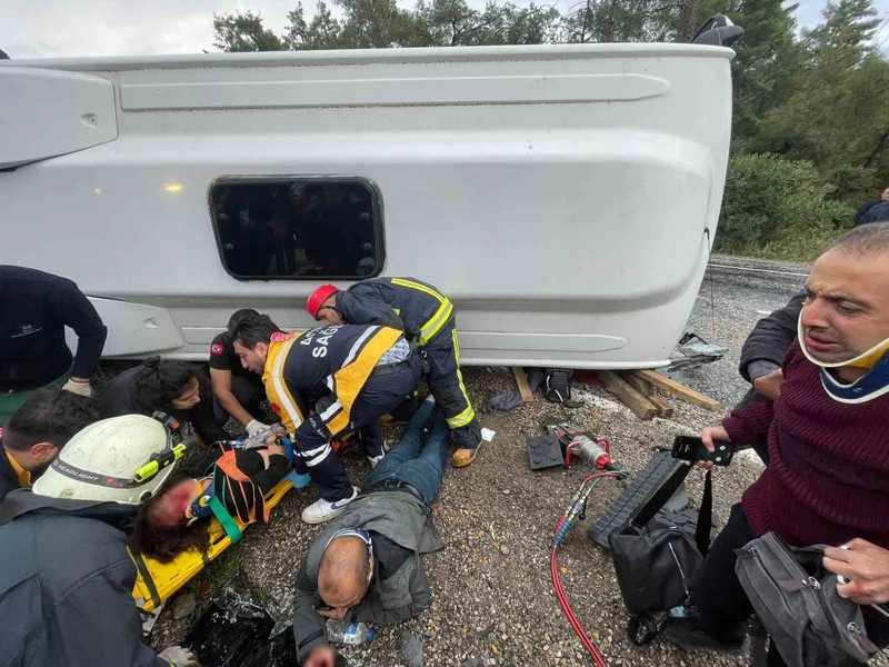 Antalya’da midibüs devrildi: 6 yaralı
