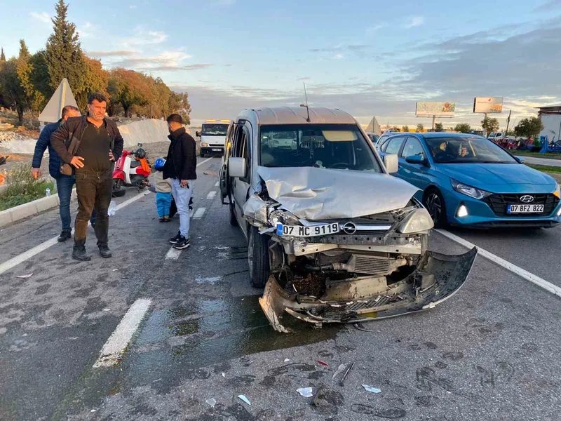 Arızalanan park halindeki otomobile hafif ticari araç çarptı: 2 yaralı
