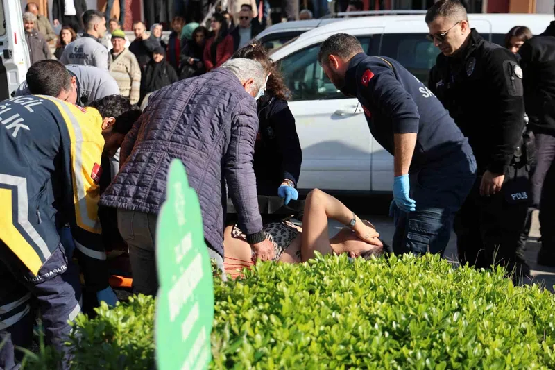 Boşanma duruşmasından çıktı, eşini sırtından bıçakladı
