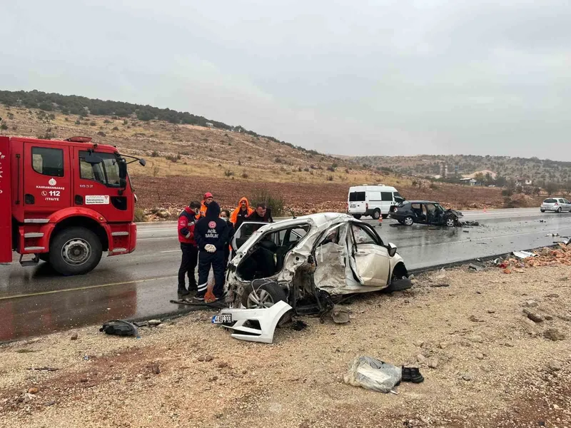 Otomobillerin hurdaya döndüğü kazada doktor öldü, 2 kişi de ağır yaralandı
