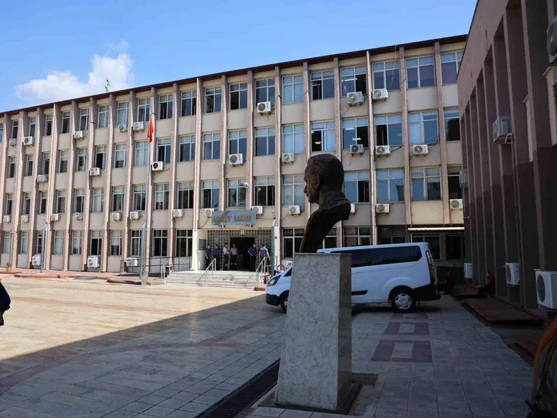 Eğlence mekanının önünde çıkan silahlı ve bıçaklı kavganın şüphelileri adliyeye sevk edildi
