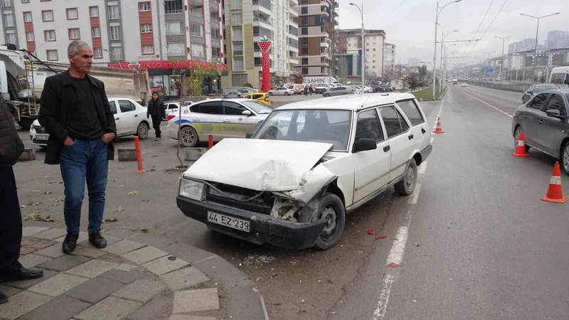 Malatya’da iki otomobil çarpıştı: 2 yaralı
