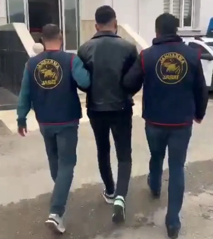 Adana’da 41 yıl kesinleşmiş hapis cezasıyla aranan hükümlü yakalandı
