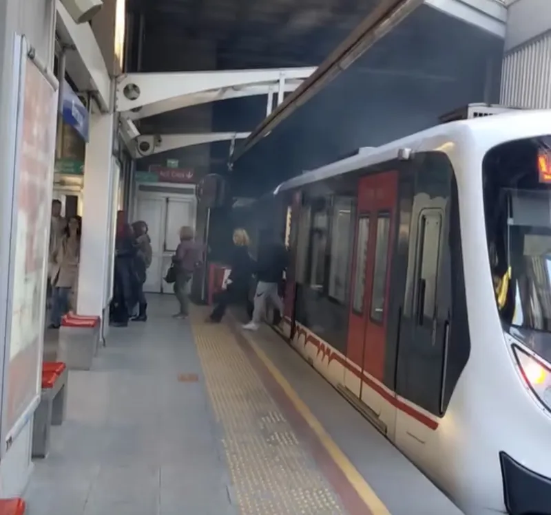 İzmir’de metro vagonu raydan çıktı
