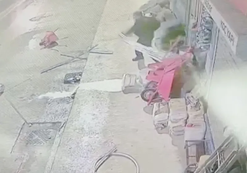 Çorum’da akılalmaz olay: Eline ne geçtiyse yola fırlattı
