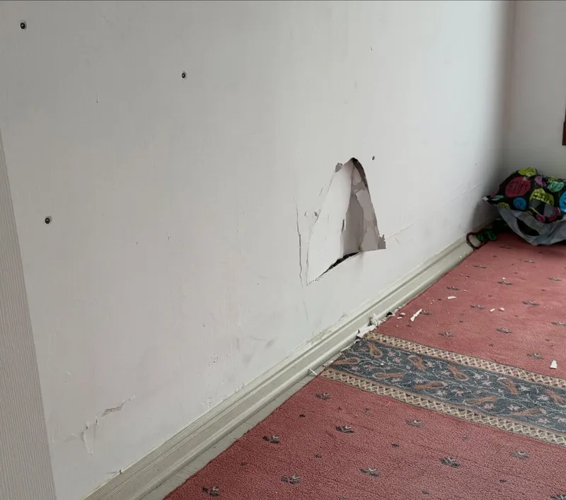 Taşova’da millet bahçesinde mescit duvarı tahrip edildi
