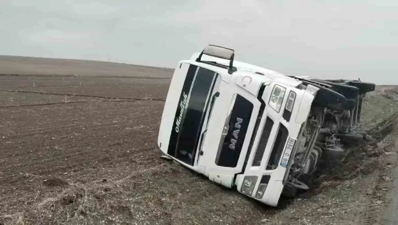 Çorum’da yoldan çıkan tanker yan yattı: 1 yaralı
