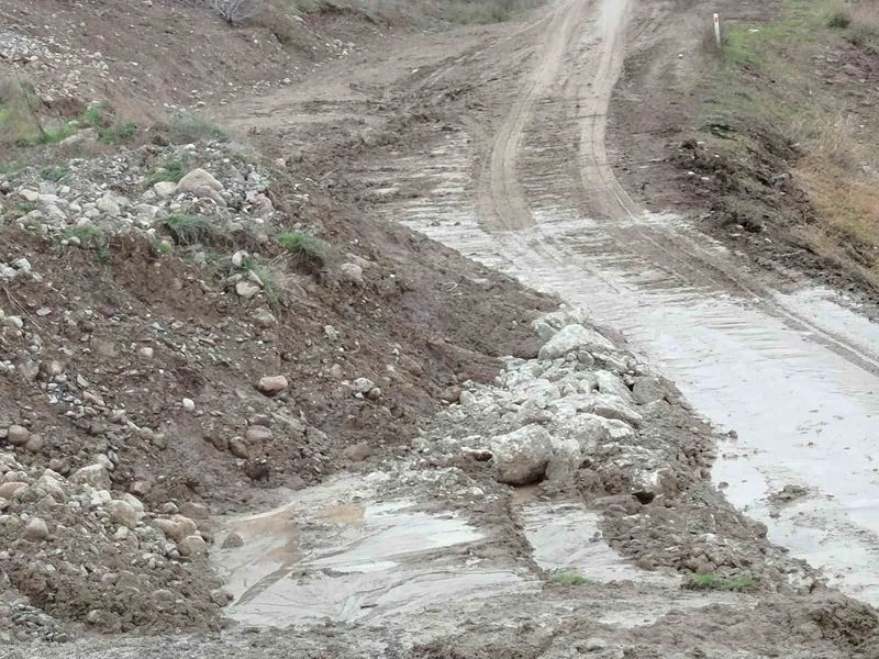 Beypazarı-Adaören yolu heyelan nedeniyle trafiğe kapatıldı
