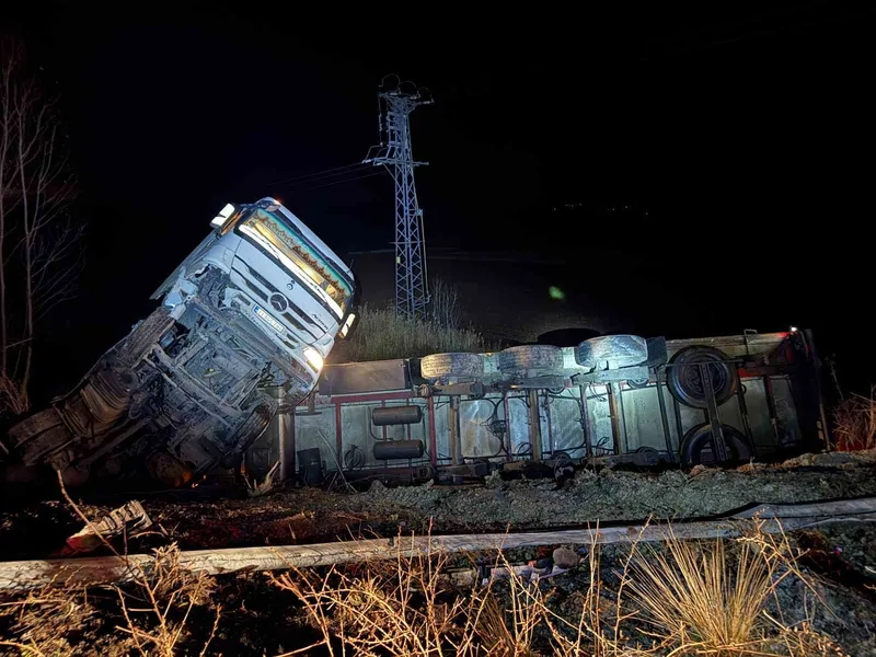 Yaralıya yardım etmek istedi, emniyet şeridindeki otomobiline ticari araç çarptı: 4 yaralı
