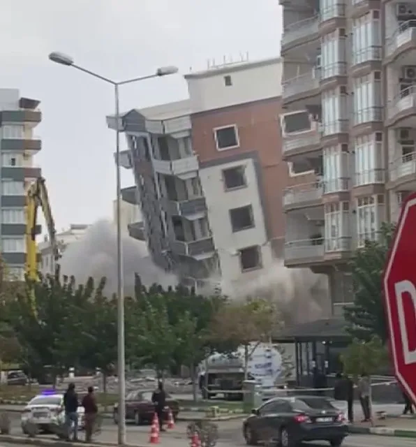 Ağır hasarlı bina yıkım sırasında korna sesiyle yerle bir oldu, facianın eşiğinden dönüldü
