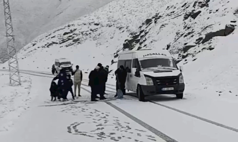 Hakkari’de iki minibüs karla kaplı yolda mahsur kaldı
