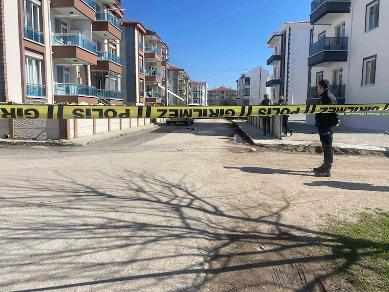 Boşanma aşamasındaki karısını sokak ortasında öldürdü
