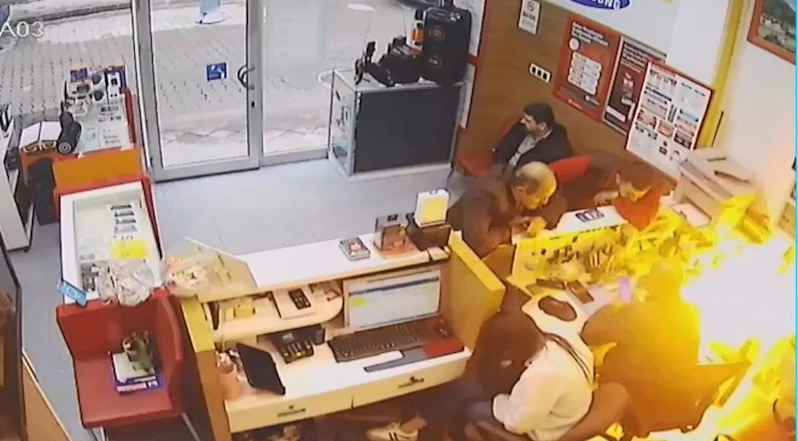 Artvin’de tamir için getirilen cep telefonu bomba gibi patladı
