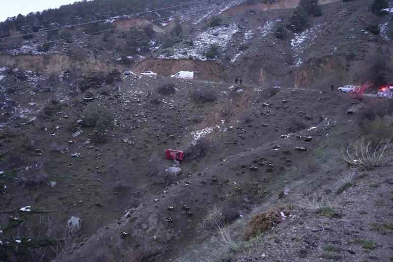 Gümüşhane’de otomobil uçuruma yuvarlandı: 3 yaralı
