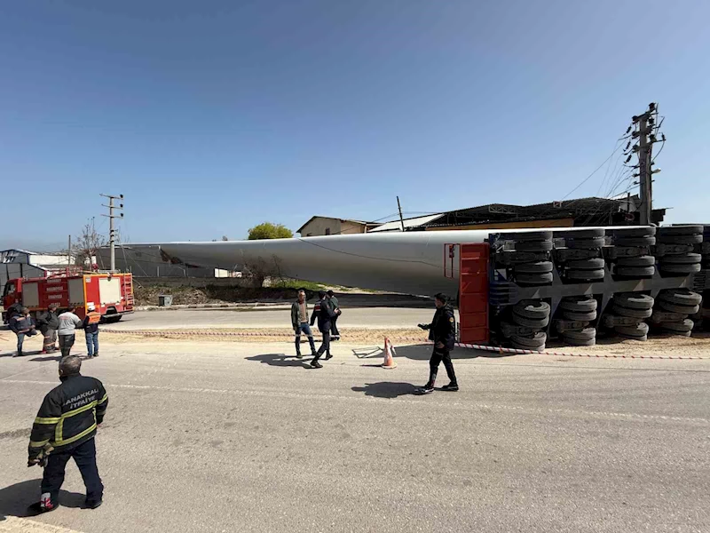 Çanakkale’de rüzgar gülü kanadı taşıyan tır devrildi
