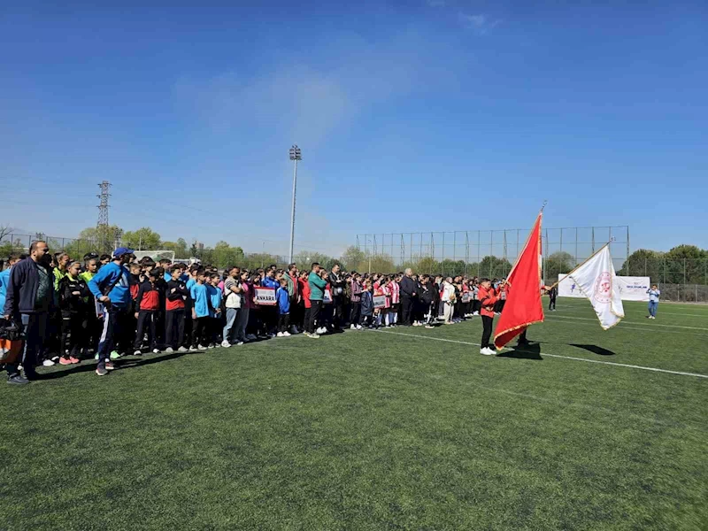 Akşemsettin Ortaokulu Çim Hokeyi Yıldız kızlar müsabakalarında Ankara’yı temsil etti
