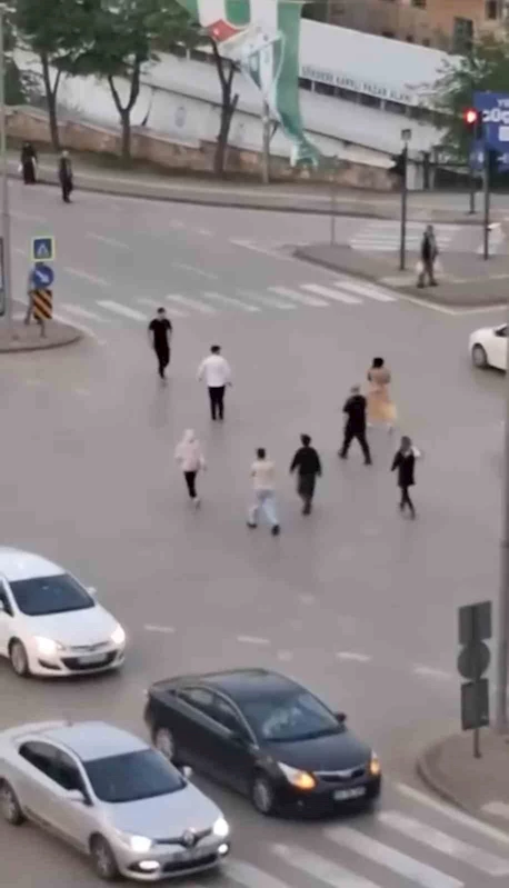 Mendilciler ile sürücü akan trafikte kavga etti
