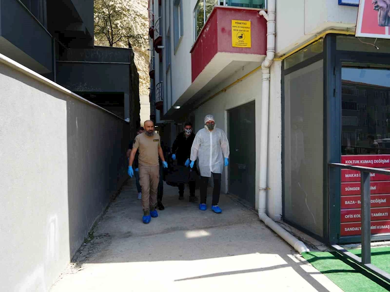 Apartmanı saran kokunun ardından vahşet çıktı
