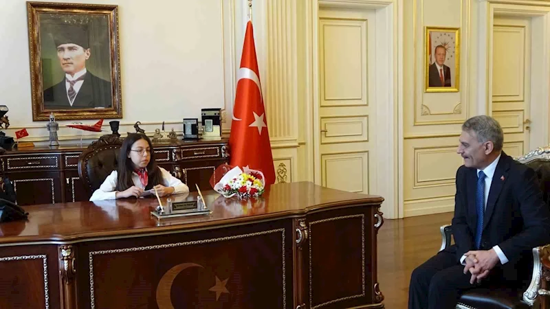 Bir günlüğüne vali olan çocuk kuraklığa dikkat çekti
