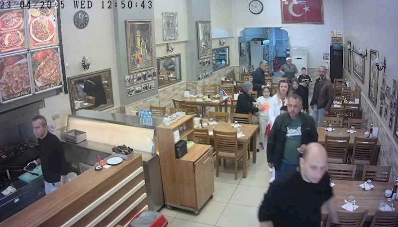 Yalova’da depremde restoranda yaşanan panik kamerada
