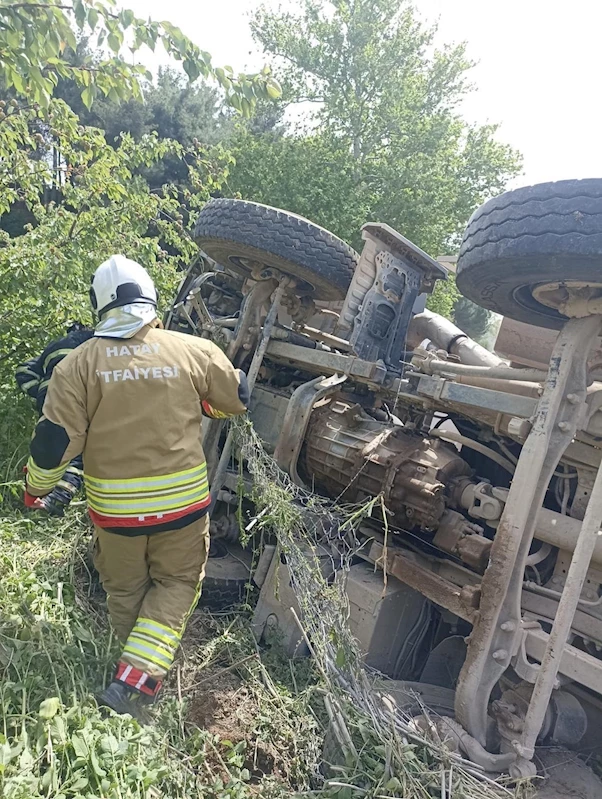 Yayladağı’nda asfalt yüklü kamyon devrildi: 1 yaralı
