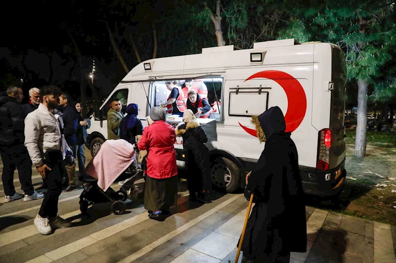 İstanbul’da Kızılay’ın beslenme desteği sabaha kadar sürdü
