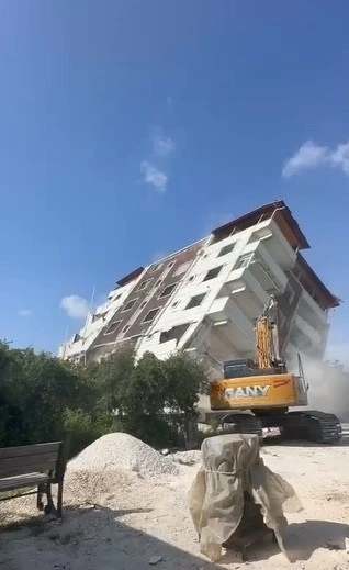 7 katlı bina yerle bir oldu
