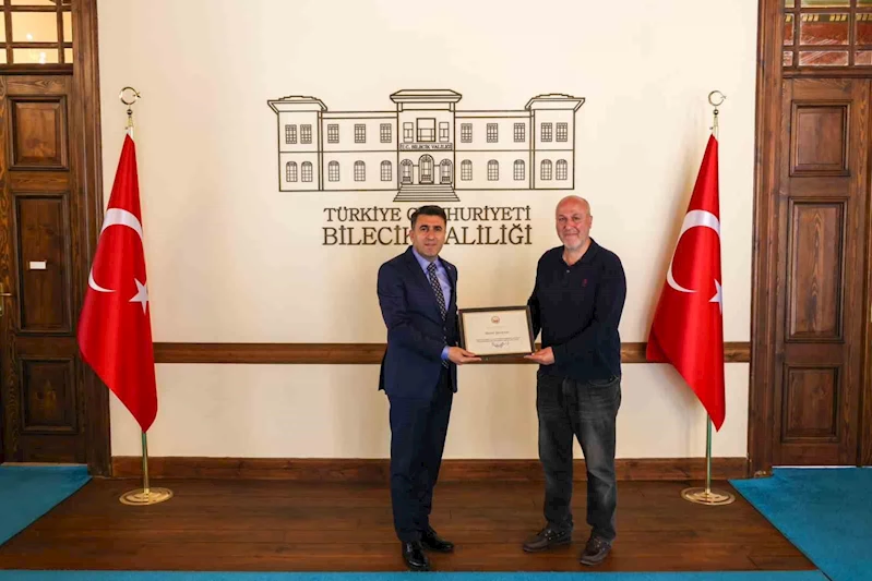Her gün çöp topluyordu, Vali Aygöl teşekkür belgesi takdim etti

