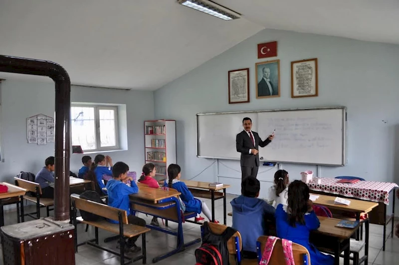 Akyaka Kaymakamı Demirtaş, köy okullarında
