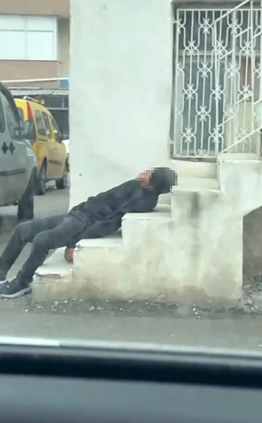 Uyuşturucu bağımlısı merdivenlerde sızıp kaldı
