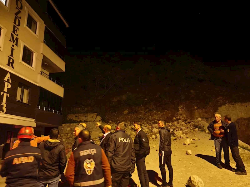 Ardanuç’ta heyelan korkuttu
