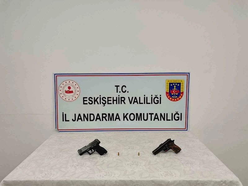 Ruhsatsız tabanca satmaya çalışırken yakalandı
