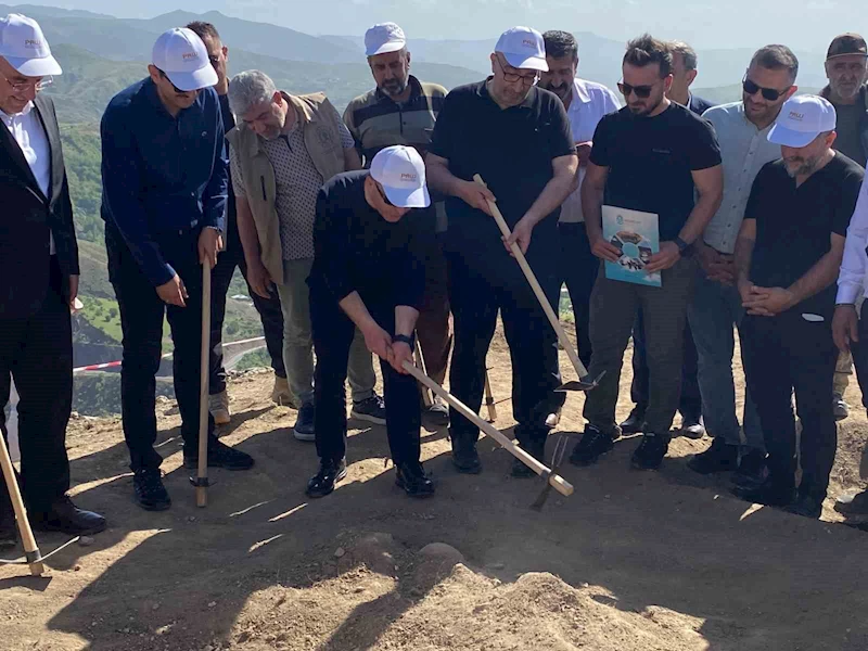 Vali Hatipoğlu, 3 bin yıllık tarihi Palu Kalesi için ilk kazmayı vurdu
