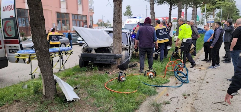 Kontrolden çıkan otomobil refüjdeki ağaca çarptı: 2 yaralı
