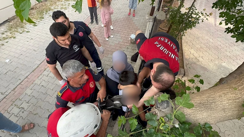 Şanlıurfa’da koluna demir korkuluk saplanan çocuğu itfaiye kurtardı
