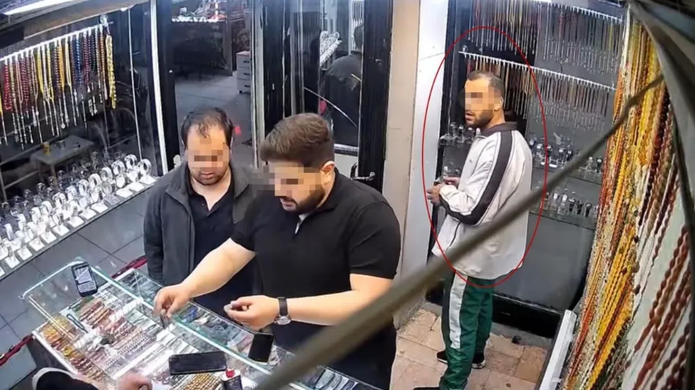 Önce fiyatını sordu, sonra çaldı! Saat hırsızı güvenlik kamerasına takıldı