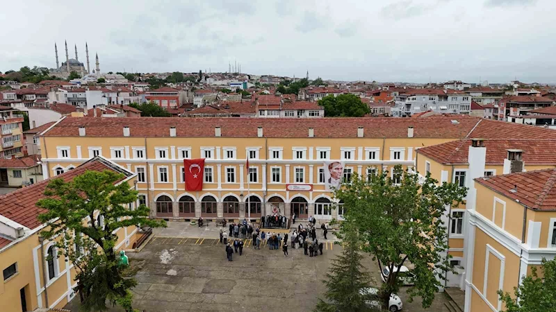 Edirne’de 50 yıl önce mezun olan öğrenciler yeniden buluşmanın mutluluğunu yaşadı
