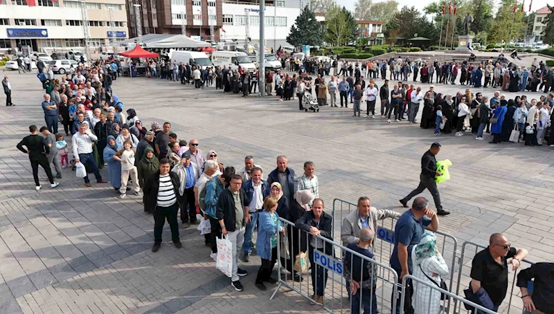 Ücretsiz olduğunu duyanlar akın etti, izdihamı önlemek için üç ayrı nokta oluşturuldu
