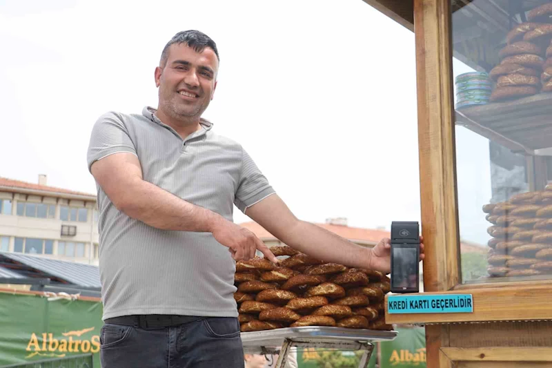 Seyyar simit tezgâhına POS cihazı koydu
