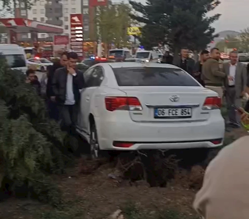 Van’da kontrolden çıkan araç ağaca çarptı: 2 yaralı
