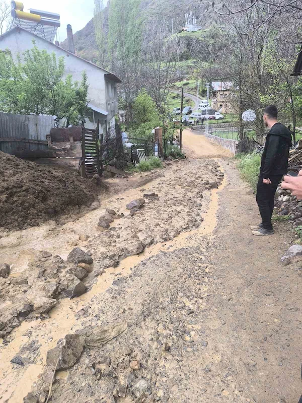 Sivas’ta sağanak sonrasında ahır, sel sularına teslim oldu
