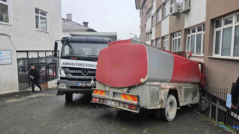 Arhavi’de freni boşalan mazot yüklü tanker kaymakamlık binasına çarparak durabildi
