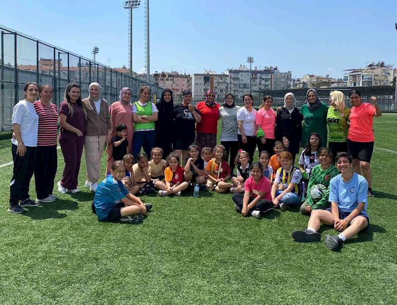 Anneler çocukları için sahaya çıktı
