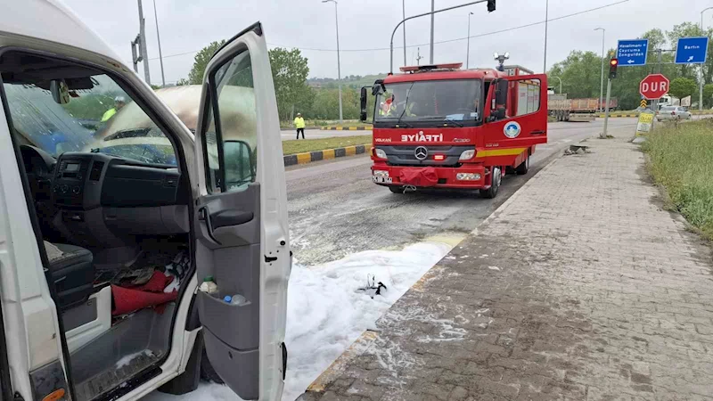 Seyir halindeki minibüs alev aldı
