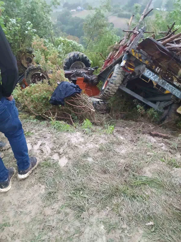 Devrilen traktörün sürücüsü hayatını kaybetti
