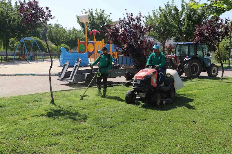 Parklar yaz mevsimine hazırlanıyor
