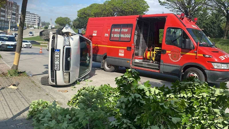 Otomobil rampa yukarı çıkarken yan yattı: 1 yaralı
