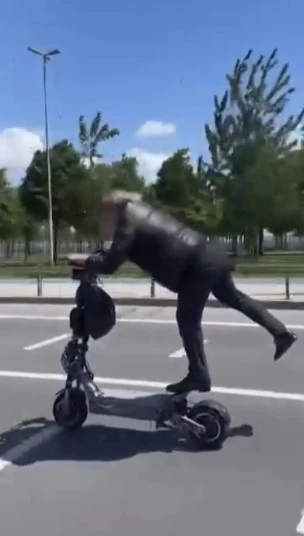 İstanbul’da tehlikeli scooter yolculuğu kamerada

