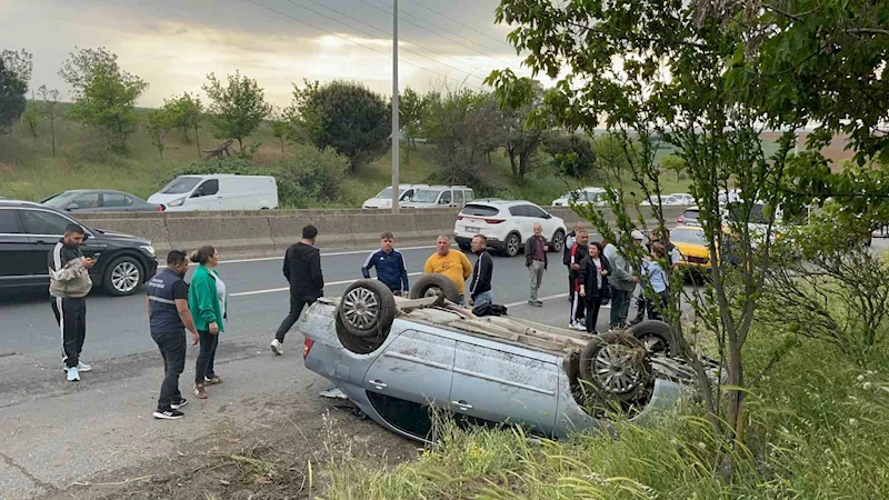 Takla atan otomobilden emniyet kemeri sayesinde yara almadan çıktı
