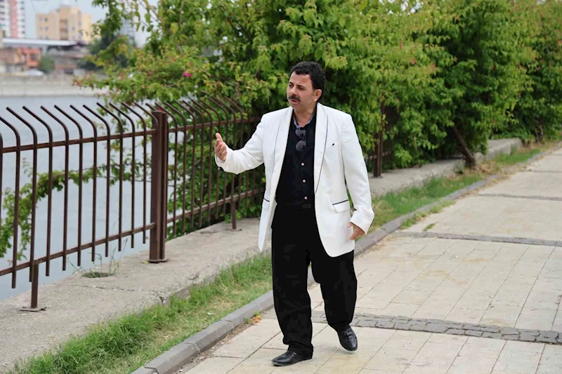 Konuşma bozukluğu olan şarkıcı sosyal medyada popüler oldu
